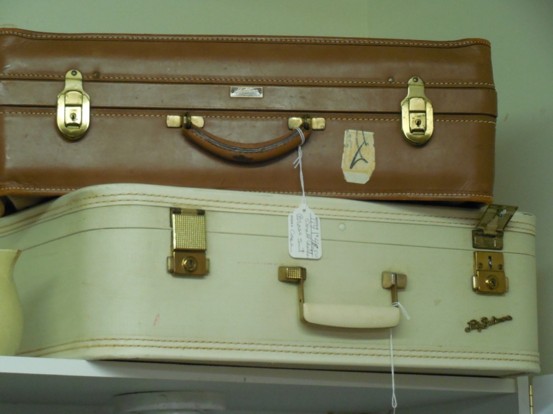 voyage-CIPIERES-min_vinyl-white-leather-vintage-antique-retro-1233386-pxhere.com